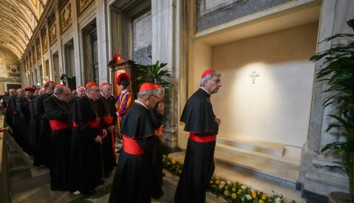 Kardináli sa modlili pri hrobe pápeža Františka, čaká ich dôležité rozhodnutie