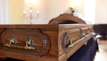 Príspevok na pohreb má radikálne stúpnuť. Dôvodom sú rastúce náklady