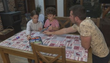 Príspevok 110 eur získajú rodiny prvákov až v októbri. Poslanci navrhujú zmenu, ministerstvo je proti