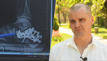 Karol prežil desivý pád z 30 metrov. Pri záchrane jeho života sa však pozabudlo na komplikovanú zlomeninu