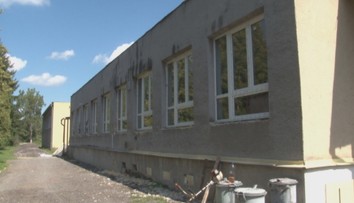 Škola konečne po 40 rokoch dostala nové okná. A hneď ich niekto zničil