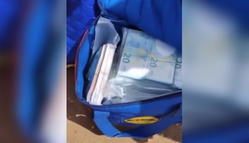 VIDEO: Dovolenkári na Sicílii lovili z mora balíky plné peňazí. Dlho sa z nich však netešili