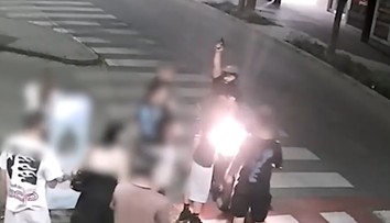 VIDEO: Muž počas jarmoku vytiahol zbraň a trikrát vystrelil. Potom ušiel pred políciou