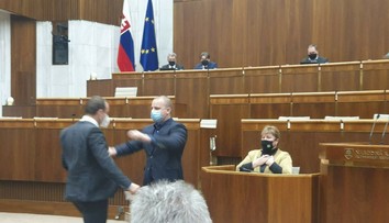 Mazurek strčil do poslanca Žiaka. Kotlebovci sa mu vraj vyhrážali, že doma nebude v bezpečí