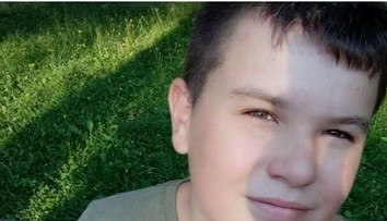 Stratený chlapec s tričkom Superman z Ptičieho sa našiel po noci strávenej vonku zranený, ale živý!