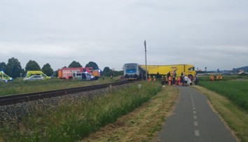 FOTO: Desivá zrážka vlaku a kamiónu. Zasahovali všetky záchranné zložky, na mieste ošetrovali zranených