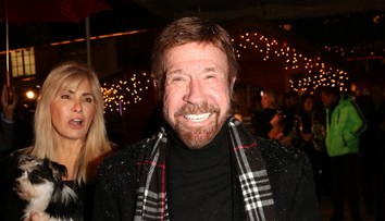 Internet z neho spravil superhrdinu. Na Chucka Norrisa si dnes ľudia spomínajú cez kultové vtipy