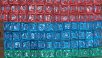 Colníci našli falošné kondómy. Ak prídu z Ázie, našim mužom mužom môžu byť malé