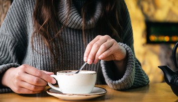 Káva alebo čaj? Každodenná voľba, ktorá môže prekvapivo ovplyvniť zdravie našich kostí