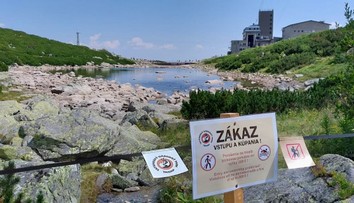 Tatry pritvrdzujú voči kúpaniu sa v plesách. Kontroly budú denné, pokuty tisícové