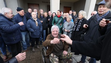 Premyslený prvoaprílový žart. Český spisovateľ Jaroslav Čejka sa ukázal na vlastnom pohrebe