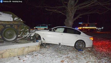 Kuriózna nehoda na východe: Mladá vodička BMW narazila do tanku