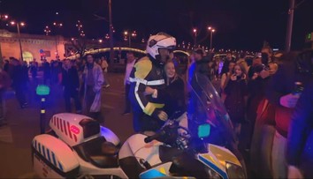 VIDEO: Emotívny moment po voľbách v Maďarsku: Policajt začal na ulici objímať neznámych ľudí