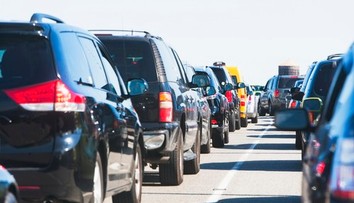 V kolónach trávia aj celé hodiny. Chorváti pozývajú uviaznutých vodičov k sebe domov