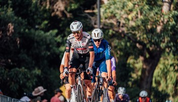 VIDEO: Komentátori neverili vlastným očiam. Lídra pretekov v Austrálii zostrelil klokan