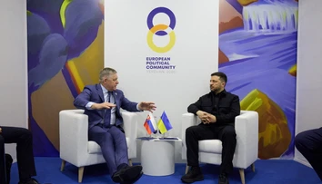 Fico sa v Jerevane stretol so Zelenským. Avizujú spoločné rokovanie vlád v Bratislave alebo Kyjeve
