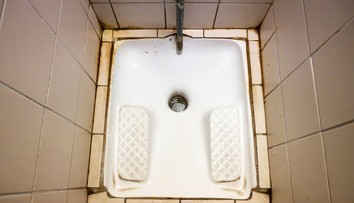 Rakúsko zavádza na odpočívadlách turecké záchody. Kritici hovoria o návrate do stredoveku