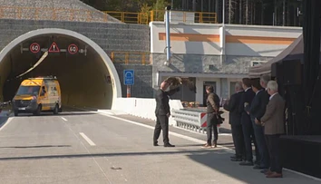 VIDEO: Na otvorenie novej D1 priletel nečakaný hosť. Ministrovi priniesol nožnice