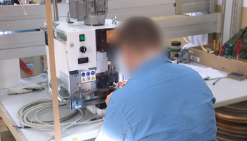 Sú odsúdení, no celé dni trávia v dielni pri šijacích strojoch. Takto to vyzerá za múrmi väznice v Dubnici