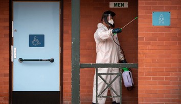 V anglickom meste výrazne stúpa počet nakazených. Pre COVID-19 opäť všetko zatvárajú