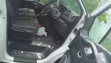 Policajtov čakalo prekvapenie: Drogový díler spanikáril a vyhodil kokaín cez zavreté okno