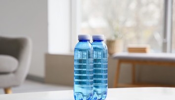 Pijete balenú vodu po dátume spotreby? Odborníci varujú pred vážnymi zdravotnými problémami