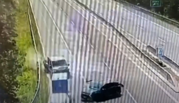VIDEO: Vodič dodávky na D1 vpálil do auta v odbočovacom pruhu. Zrejme sa plne nevenoval šoférovaniu