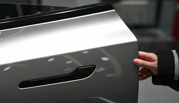 Z auta sa môže pri nehode stať horiaca pasca. Tesla zvoláva milióny elektromobilov pre problémový dizajn