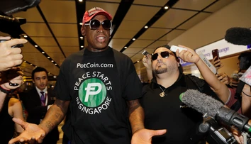 Rodman pricestoval do Singapuru, kde chce podporiť historický summit