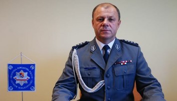 Mal rozbitú hlavu, bol opitý a bez topánok. Vroclavský policajný šéf asi rezignuje