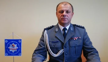 Mal rozbitú hlavu, bol opitý a bez topánok. Vroclavský policajný šéf asi rezignuje