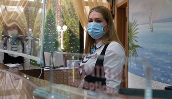 Rúšok a respirátorov sa nezbavíme päť rokov, tvrdí svetoznámy virológ