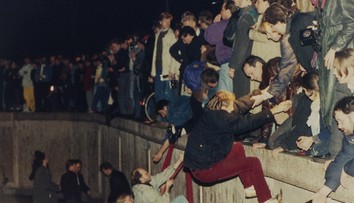 Pred 30 rokmi dostal Berlínsky múr prvú trhlinu
