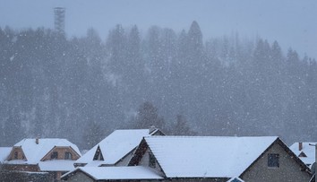 Na Slovensko sa sype sneh. Polícia znižuje rýchlosť na diaľnici