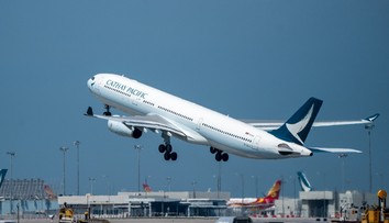 Krušné chvíle na palube letu z USA do Hongkongu. Mladík sa pokúsil otvoriť dvere lietadla