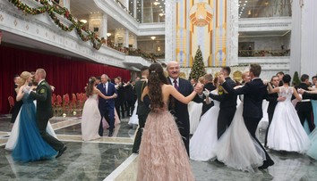 FOTO: Po boku Lukašenka sa objavuje o desiatky rokov mladšia modelka. Je to jeho milenka, píšu ruské médiá