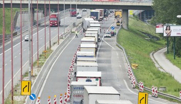 Hromadná zrážka ochromila D2, zablokovala smer na Bratislavu