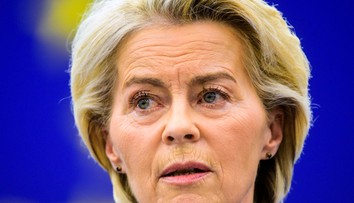 Šéfka EK ustála v europarlamente obe hlasovania o vyslovení nedôvery