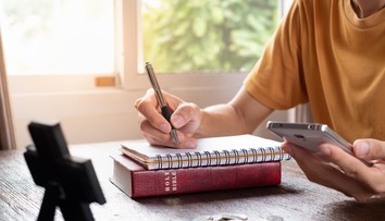 Oklamaní veriaci. Muž od nich vyzbieral milióny na misiu v Číne, z milodarov si však užíval prepychový život