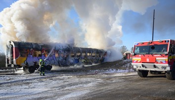 Plánovaná zrážka vlakov pri Nitre. Hasiči a záchranári trénovali, ako zasahovať pri nešťastiach