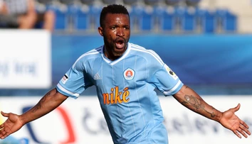 Divoký Afričan vyfackal legendu aj rozhodcu. Po prestupe do Slovana pózoval nahý, ponorený v peniazoch (príbeh)