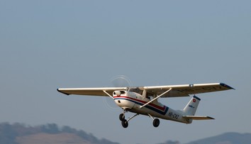 „Vieš, čo máš robiť, pokračuj.“ Pilot vyskočil z lietadla počas letu, pristáť musela študentka
