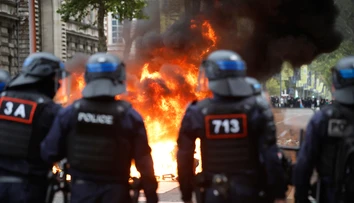 Zablokované vchody, podpálené kontajnery a bitky s políciou. Stovky stredných škôl vo Francúzsku zasiahli protesty