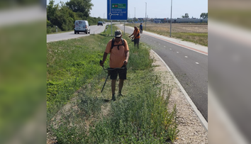 V horúčavách kosia už od šiestej ráno. Starostka chváli pracovníkov, obyvatelia sa búria