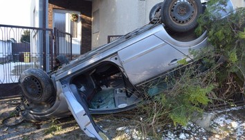 Rušné ráno v Kátlovciach. Letiace auto skončilo na streche pred bránou rodinného domu