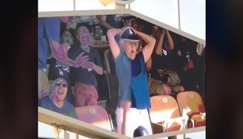 Babička ovládla športový zápas. Svoj radostný tanec zavŕšila iba v podprsenke