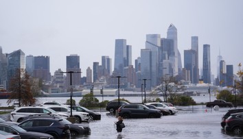 Zaplavené ulice, uviaznuté autá a brodiaci sa ľudia. New York zasiahli rekordné dažde