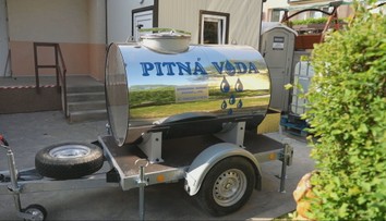 Časť Nitry je bez vody. Pred panelákmi stoja cisterny, žiaci museli ostať doma