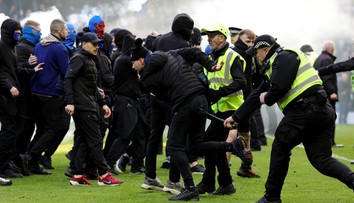 VIDEO: Lietali päste aj pyrotechnika, zasahovať museli desiatky policajtov. Ultras sa bili priamo na trávniku