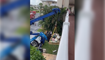 VIDEO: Morbídne obézneho muža prepravili do nemocnice s pomocou žeriava. Museli vybúrať aj časť muriva